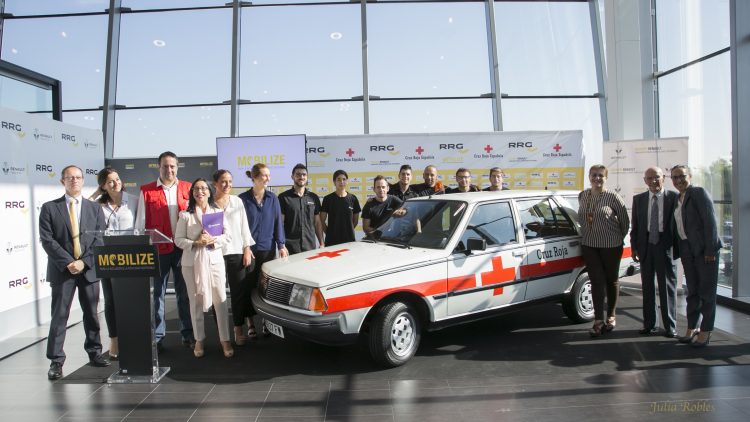 Cruz Roja y Renault restauran el primer ‘coche médico’  para homenajear a sus voluntarios
